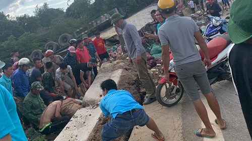 Hàng chục người hợp sức cứu 1 phụ nữ bị khối bê tông đè tại Mộc Châu