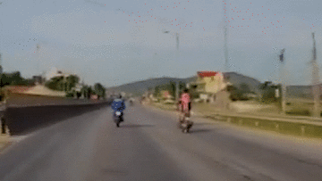 Rùng mình cảnh bố đèo con gái 'làm xiếc' trên đường