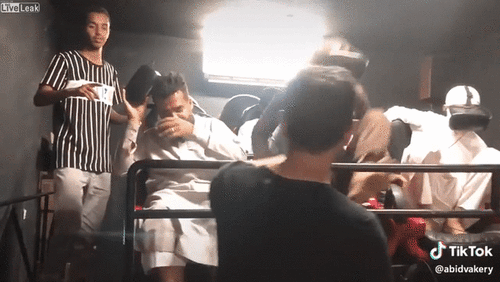 'Chết cười' với phản ứng của người dùng khi mang kính thực tế ảo