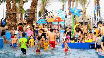 Hà Nội nóng đỉnh điểm, hàng ngàn người đổ về công viên nước mới mở
