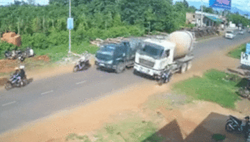 Xe bồn vượt ẩu, người phụ nữ thoát chết trong gang tấc