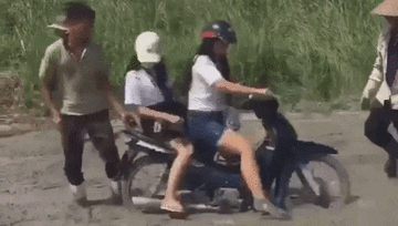 Lao thẳng vào đường đang đổ bê tông, 2 cô gái bị dân mạng lên án