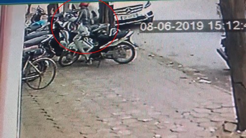 Tên trộm bẻ khóa, cuỗm xe SH chưa đến 2 giây