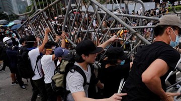 'Biển người' Hong Kong biểu tình, phong tỏa đường cao tốc, đụng độ cảnh sát