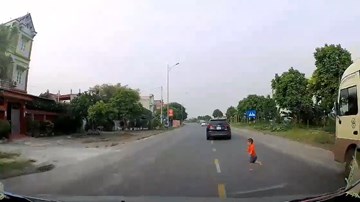 Em bé bất ngờ lao sang đường và pha đánh lái kịp thời của tài xế