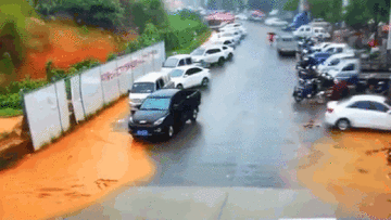 Mưa lớn kéo dài ở Trung Quốc: Lũ bùn cuốn phăng ô tô như đồ chơi trẻ em