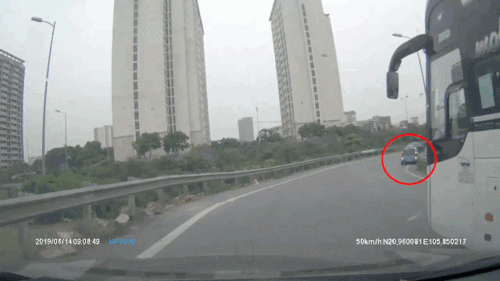 Thấy tổ CGST, taxi liều lĩnh lùi xe trên đường dẫn vào cao tốc