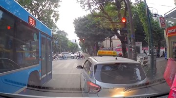 Xe cứu thương liên tục nháy đèn, hú còi, taxi quyết không nhường đường