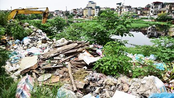 Hồ giữa trung tâm Thủ đô bốc mùi hôi thối, ngập rác thải đổ trộm