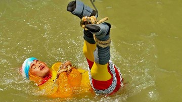 Biểu diễn màn tự thoát hiểm, ảo thuật gia Ấn Độ bỏ mạng dưới sông Hằng