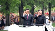 2 NLĐ Trung - Triều đứng trên xe vẫy chào người dân Bình Nhưỡng