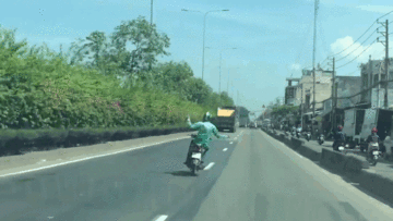 Thanh niên đi xe máy buông 2 tay 'múa may' trên đường quốc lộ