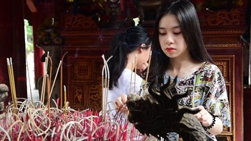Phụ huynh, sĩ tử đội nắng chen chân cầu may ở Văn Miếu