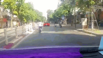 Cô gái đi xe máy điện 'mải ngắm' siêu xe và cái kết may mắn