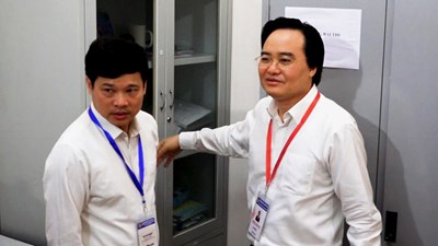 Bộ trưởng Phùng Xuân Nhạ thị sát khu lưu trữ đề thi, bài thi THPT Quốc gia