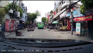 Cô gái trẻ phi xe như bay sai làn đường, húc đầu gây tai nạn