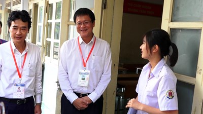 Thứ trưởng Lê Hải An thị sát công tác coi thi THPT Quốc gia tại Hưng Yên