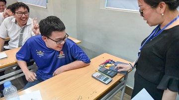 Thi tổ hợp Khoa học tự nhiên: Thí sinh mang 4 máy tính đề phòng hết pin