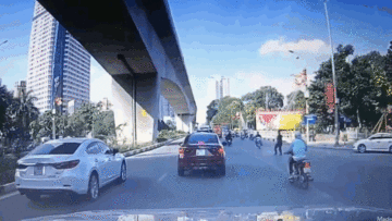 Lạng lánh tránh CSCĐ, người đàn ông đi ngược chiều húc bay thanh niên Grab