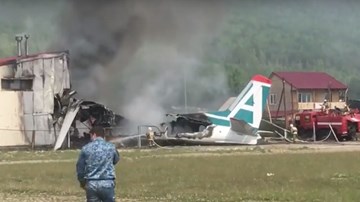 Nga: Máy bay trượt đường băng, đâm vào nhà dịch vụ khiến 2 người thiệt mạng