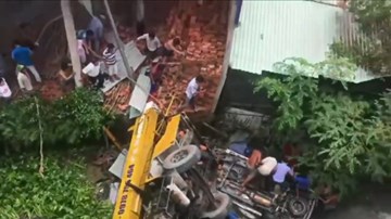 Hiện trường xe cẩu và ôtô tông nhau trên cầu rơi xuống kênh, 1 người chết