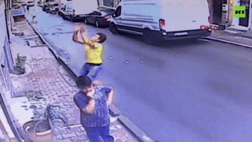 Khoảnh khắc thiếu niên nhập cư đỡ được bé gái rơi từ ban công xuống đất