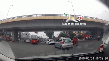 Người đàn ông lao thẳng xe máy vào đầu ô tô để ăn vạ