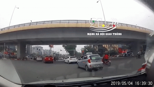 Người đàn ông lao thẳng xe máy vào đầu ô tô để ăn vạ