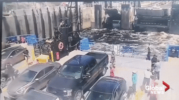 Ô tô mất phanh bay hàng chục mét từ bến lên phà