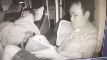 Người đàn ông trộm sạch tiền của cô gái trên xe khách