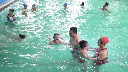 Lớp học bơi vui vẻ, hoàn toàn miễn phí ở Hà Nội