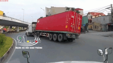 Ôm cua tốc độ cao, xe container lật nhào tại ngã 3 cảng Đình Vũ, Hải Phòng