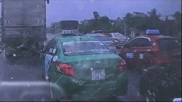 Hà Nội: Ô tô ‘điên’ lao như tên bắn, tông hàng loạt xe dừng chờ đèn đỏ
