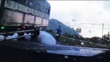 Đổ đèo tốc độ cao, xe tải khiến ô tô và xe máy lao vào rãnh nước