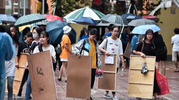 Thí sinh tay xách nách mang, chật vật vượt mưa lớn đi thi năng khiếu