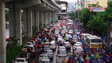 Bão số 2: Hà Nội mưa như trút, tắc đường ‘không lối thoát’