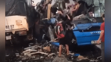 Nhiều hành khách hoảng sợ cố thoát khỏi chiếc xe khách đổ nát