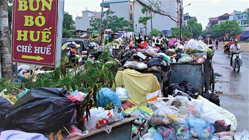 Hà Nội 'ngập ngụa' rác thải, mùi hôi thối khắp ngõ phố