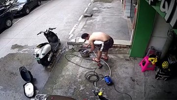 Người đàn ông bị điện giật vật lộn tự cứu mình