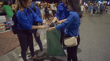 Rác ngổn ngang hai bờ sông Hàn trong đêm bế mạc pháo hoa