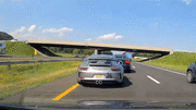 Phản xạ siêu nhanh, tài xế Porsche đánh lái tránh va chạm thần kỳ