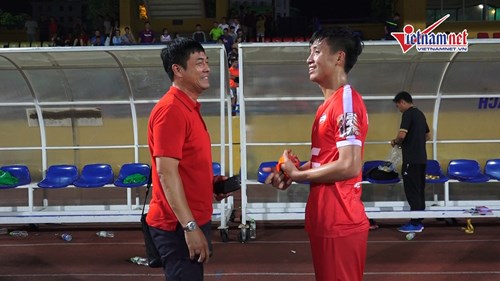 Thua Viettel, Chủ tịch Hữu Thắng vẫn ân cần hỏi thăm Tiến Dũng về  lễ cưới