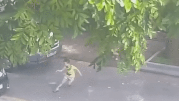 Bé trai lao sang đường bất ngờ bị ô tô đâm trúng