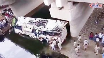 Xe buýt lao xuống kênh, 29 người thiệt mạng