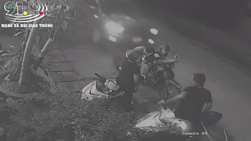 Hai mẹ con đỗ xe bên lề đường 'buôn chuyện' bị xe bản tải húc văng