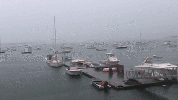 Khoảng khắc sét đánh trúng thuyền như bom nổ