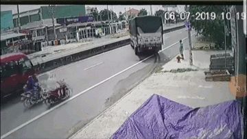 Xe khách tông trúng xe tải đang lấy cua để lùi