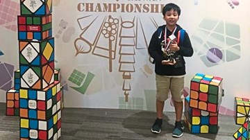 Cậu bé 11 tuổi giải rubik bằng chân nhanh nhất châu Á, đứng thứ 2 thế giới