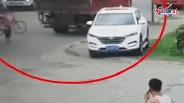 Độc chiêu ăn vạ của cụ bà khiến người đi đường sửng sốt