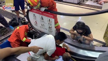 Giải cứu bé trai bị kẹt tay vào thang cuốn